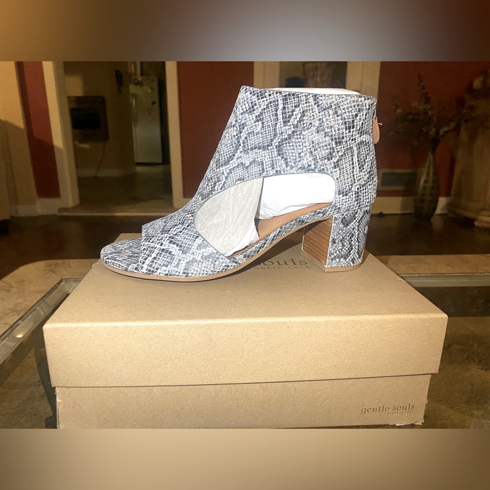 Gentle Souls by KENNETH COLE “CHARLENE”